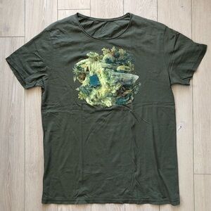 Kaft Outdoor Graphic T-Shirt in Olive Green Men’s Size L